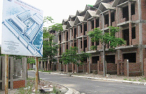 Dân buôn BĐS "tay to" chôn chân trong biệt thự, đất nền