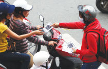 Mua đất tặng xe, mua nền tặng gạch...?