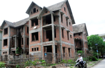 Nở rộ "mốt" chiếm hữu trái phép biệt thự bỏ hoang