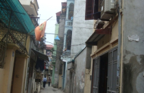 Nhà mặt đất giá dưới 2 tỷ đồng cạnh tranh chung cư