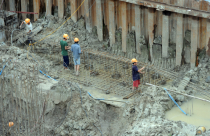 Ông lớn xây dựng đi nhặt bạc lẻ