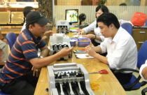 Người dân quay lưng với vàng miếng