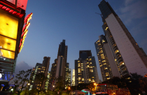 Bất chấp kiềm chế của chính phủ, bất động sản Trung Quốc vẫn tăng mạnh