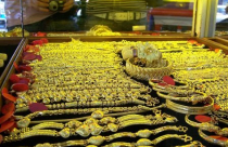 Giá vàng sụt giảm, lực bán chốt lời mạnh