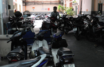 Lộn xộn bãi giữ xe chung cư