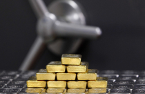 Vàng trượt giá không phanh sau khi “trùm chocolate” thắng cử ở Ukraine