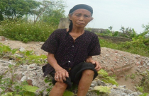 Cụ bà 83 tuổi mỏi mòn chờ nhà tái định cư