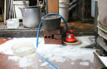 Hà Nội: Khốn khổ cảnh lội nước cống nấu cơm, đeo khẩu trang khi ăn uống