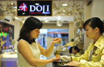 Áp lực bán cắt lỗ đẩy giá vàng xuống đáy một tháng