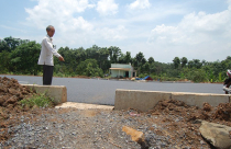 Dân “tắc đường” vì đường cao tốc