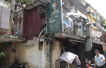 Hà Nội khẩn cấp di chuyển dân khỏi tòa nhà sắp sập ở Giảng Võ