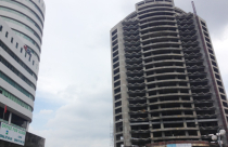 Vỡ mộng đua lên trời, tháp văn phòng thành xác lạnh