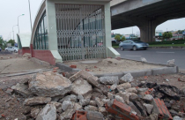 Hầm chui trăm tỷ “đắp chiếu”, dân leo dải phân cách