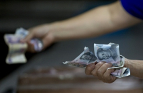 Trung Quốc bơm thêm 81 tỷ USD vào các ngân hàng