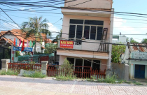 Người dân rao bán nhà hàng loạt vì mặt đường cao bằng nóc nhà