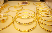 Giá vàng tuột dốc, dầu thô chạm đáy 4 năm