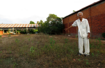 Vì quá tin nên mất đất