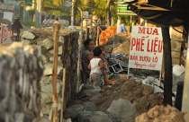 Cuộc đua nâng đường: Thiếu hỗ trợ, dân tạm ở trong “hầm”