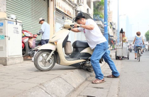 Nhọc nhằn ‘trèo’ từ đường vào nhà!