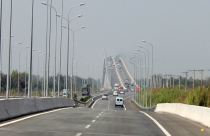 Bán sân bay, đường cao tốc, được bao nhiêu vốn để làm hạ tầng?