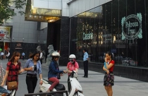 Dùng trụ sở cơ quan giữ xe cho dân