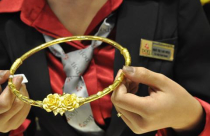 Giá vàng trồi sụt quanh mốc 1.200 USD