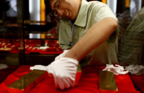 Giá vàng rời đỉnh 3 tuần sau kết quả họp Fed