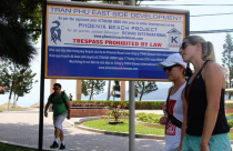 Yêu cầu tháo dỡ bảng "cấm xâm phạm" trên bờ biển Nha Trang!