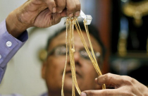 Giá vàng lôi ngược dòng sau 5 phiên giảm liên tiếp