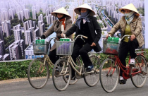 Lo bất động sản quá “nóng”