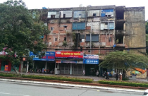 Hàng trăm hộ dân vẫn 'bám trụ' chung cư nguy hiểm