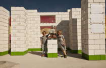 ​Biến gạch vụn thiên tai thành nhà mới