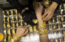 Giá vàng giảm khi chứng khoán toàn cầu leo dốc