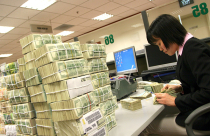 Ngân hàng nhà nước giảm lãi suất tiền gửi USD: Găm giữ ngoại tệ liệu có giảm?