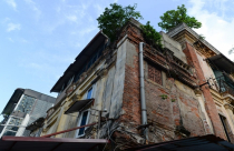 Bất an những ngôi nhà cổ ven đô