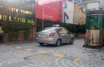 Ở chung cư cao cấp phải thuê cổng vào nhà