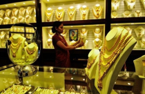 Giá vàng giảm 2%, tiếp tục dò đáy 6 năm