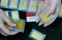 Giá vàng tăng, chứng khoán sụt mạnh vì châu Âu hạ lãi suất