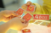 Đôla Mỹ và chứng khoán sụt giảm đẩy giá vàng tăng trở lại