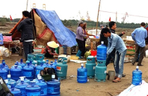 Cả làng giữ đầm để đòi bồi thường