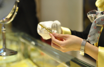 Giá USD rời mức kịch trần, vàng giảm nhẹ