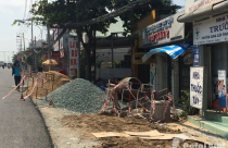 Dân ngán ngẩm vì “lô cốt” cuối năm