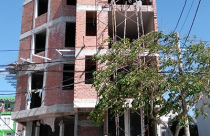 Chủ nhà sai phép tông xe đoàn kiểm tra