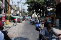 Cảnh báo ùn tắc ở những con đường chồng chất chung cư