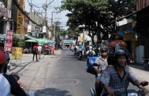 Cảnh báo ùn tắc ở những con đường chồng chất chung cư