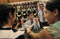 Giá vàng nhảy vọt sau tuyên bố không tăng lãi suất của Fed