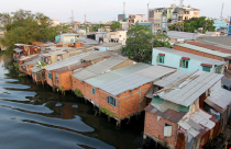 Nhà trên kênh: Tái định cư không chỉ là chỗ ở