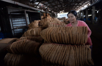 Các ông lớn ngân hàng đua lãi suất, doanh nghiệp run