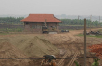 Phú Thọ: Ngang nhiên dựng nhà sàn trên hành lang thoát lũ