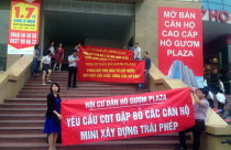 Bị cắt thang máy, cư dân Hồ Gươm Plaza tụ tập phản đối
